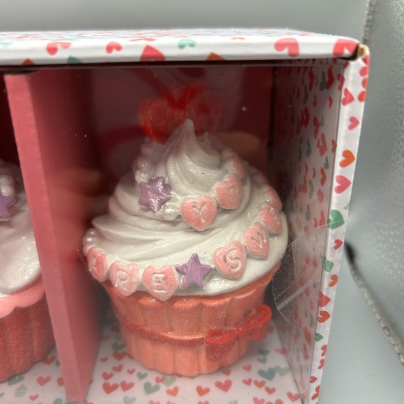 Love & Cupcakes Valentine's Day Cupcakes Figurines Shelf Sitters Set Of 3 NEW - Picture 5 of 5